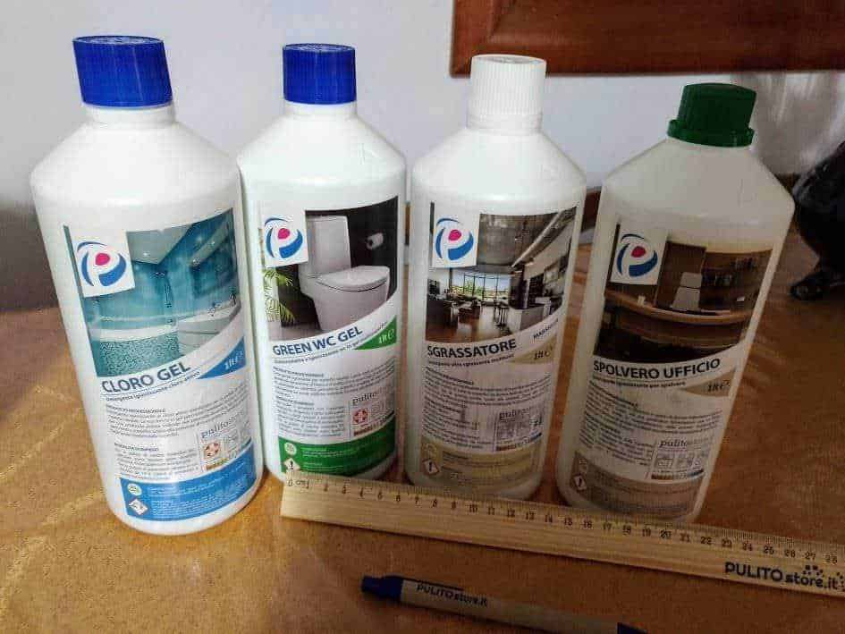 Cloro gel disinfettante e prodotti per sanificazione bagno e ufficio, confezioni da 1 litro, con immagini illustrative e etichette per uso professionale, ideali per igienizzare ambienti e superfici.