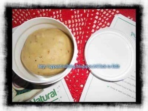 Fondo di una ciotola di zuppa cremosa con un cucchiaio, su tavolo rosso con documenti e fogli, immagine di cucina italiana, ricette e lifestyle.