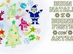 Alto testo: Immagine festiva natalizia con Babbo Natale, renne, alberi di Natale, pupazzi di neve e regali colorati, ideale per auguri di Natale e feste di fine anno.