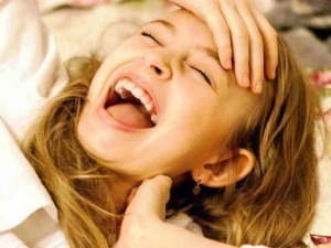Risata di una bambina felice, momento di gioia e spensieratezza, emozioni positive e divertimento.
