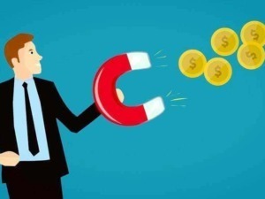 Attirare clienti con strategie di marketing digitale e conversione di lead in valori monetari, rappresentata da un uomo in abito con calamita e monete d'oro.