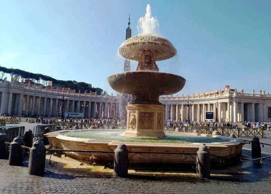 Fontana storica a Piazza del Quirinale a Roma, con colonnato e turismo, esempio di architettura storica italiana.