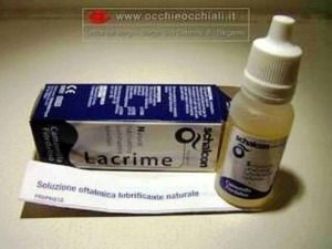 Lacrim Sacra, soluzione oftalmica lubrificante naturale, in confezione con gocce oculari e foglio di istruzioni, ideale per la cura degli occhi secchi e irritati.