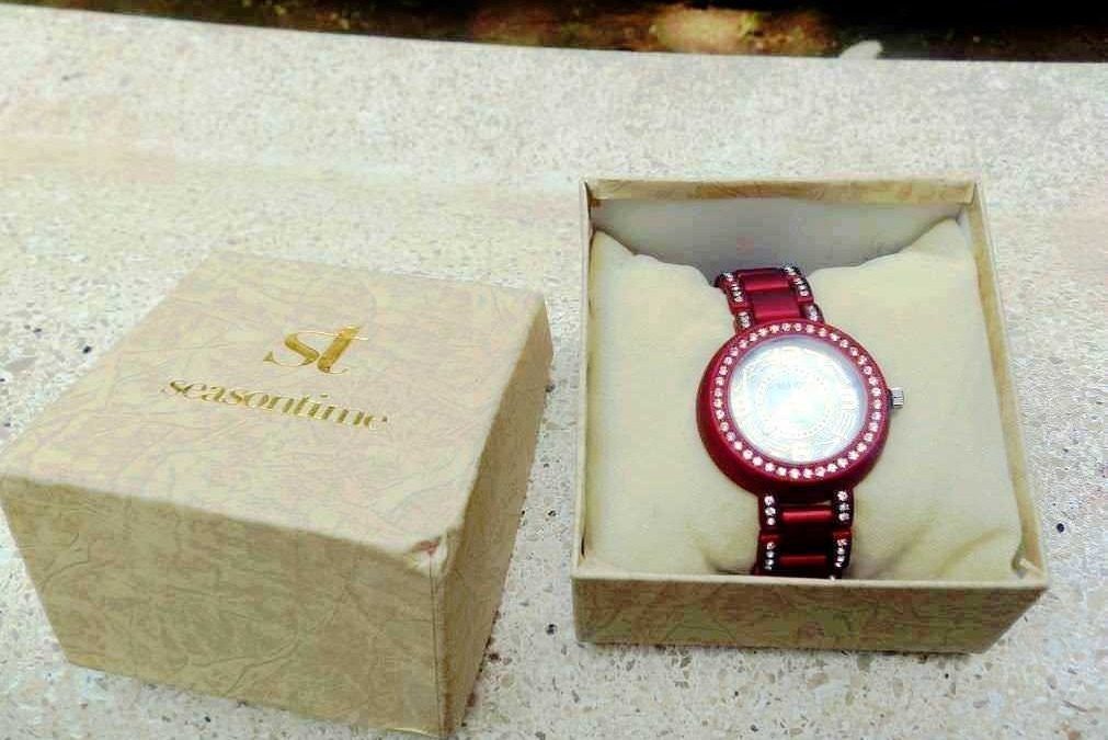 Bracciale donna con cinturino rosso e cristalli, in scatola elegante, accessorio moda colorato e classico, perfetto come regalo o per uno stile raffinato.
