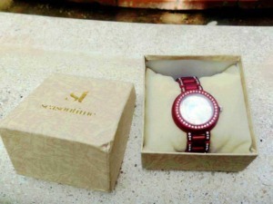 Bracciale donna con cinturino rosso e cristalli, in scatola elegante, accessorio moda colorato e classico, perfetto come regalo o per uno stile raffinato.