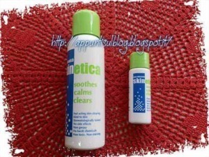 Crema cosmetica Idratante per la pelle del viso, pelle sensibile e delicata, allevia irritazioni e arrossamenti, contiene ingredienti naturali.