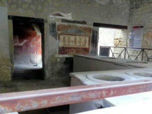 Storia design mobili: dal neolitico, Egitto e Grecia