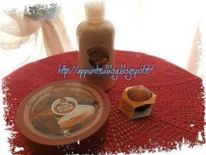 Guarnizione di tabasco, salsa piccante e ciotola di salsa su tovaglia rossa, prodotti per condimenti piccanti e accessori cucina su tavolo artistico.