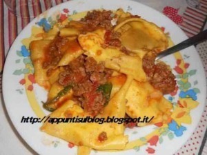 Verdure ripiene di pasta fresca con sugo di carne, piatto tradizionale italiano, ottimo pasto completo e gustoso, perfetto per una cena fatta in casa.