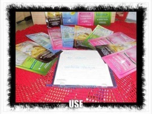Barrette di diversi integratori alimentari di varie tipologie e gusti disposte su una superficie rossa con un foglio di appunti al centro, promozione di prodotti naturali e salute.