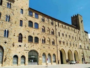 Castello medievale di Firenze, edificio storico in pietra con torri e arcate, attrazione turistica toscana, luogo di interesse culturale e storico in Italia, panorama urbano con visitatori.