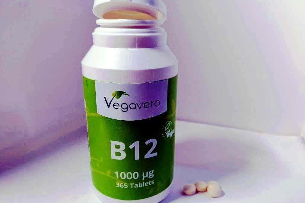 Integratore di vitamina B12 Vegavero in compresse, 1000 mcg, 365 pastiglie per supporto energetico e salute del sistema nervoso, ideale per vegani e vegetariani.