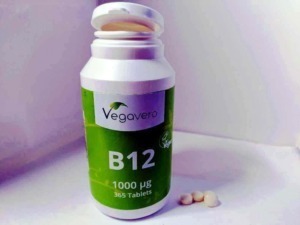 Integratore di vitamina B12 Vegavero in compresse, 1000 mcg, 365 pastiglie per supporto energetico e salute del sistema nervoso, ideale per vegani e vegetariani.
