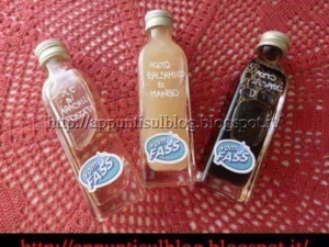Tubo di aroma ambra, mandarino e mango, aroma per profumi, bottiglie di fragranza con etichette Vom Fass, profumi artigianali, ingredienti naturali, confezione elegante.