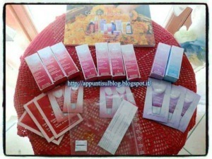 Prodotti cosmetici e skincare su un tavolo in plastica rossa, focalizzati su recensioni e consigli di bellezza.