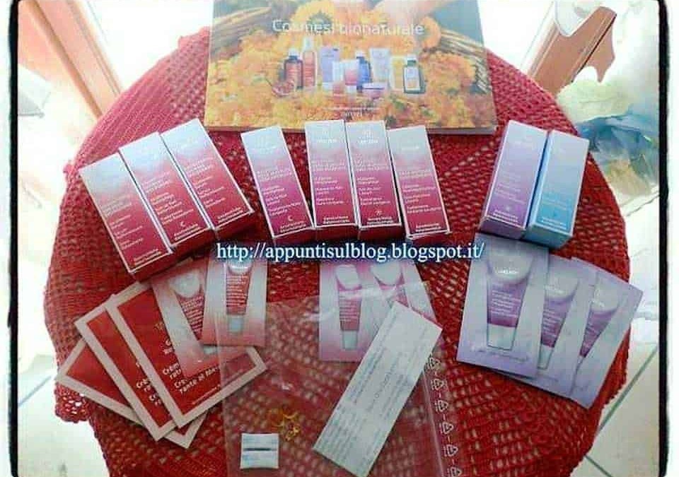 Prodotti cosmetici e skincare su un tavolo in plastica rossa, focalizzati su recensioni e consigli di bellezza.