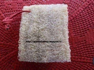 Spugna naturale in luffa per pulizia e scrub, ecosostenibile e biodegradabile, ideale per_i capelli e la pelle, prodotto artigianale fatto a mano, perfetta soluzione per la cura del corpo e del viso.