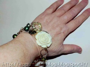 Bracciale con charm a fiore, perle d'élite e dettagli eleganti, accessorio di moda femminile raffinato e alla moda.