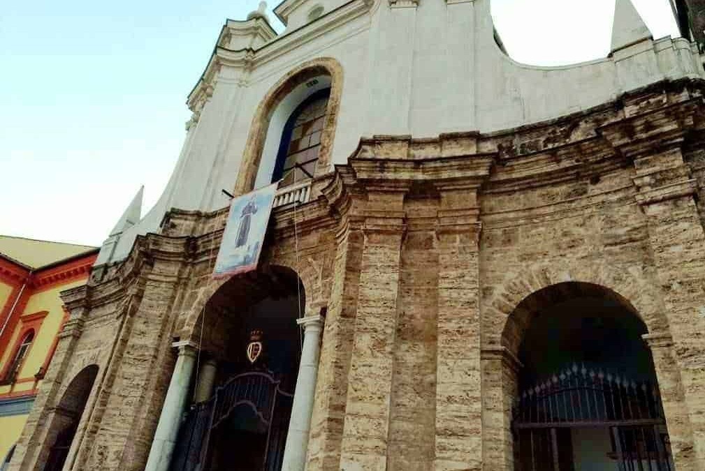 Architettura barocca chiesa storica di Coria in Spagna, dettagli in pietra, facciata decorata, ingresso con cancellata, edificio religioso affascinante e storico.
