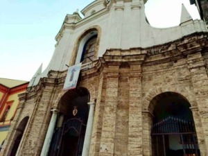 Architettura barocca chiesa storica di Coria in Spagna, dettagli in pietra, facciata decorata, ingresso con cancellata, edificio religioso affascinante e storico.