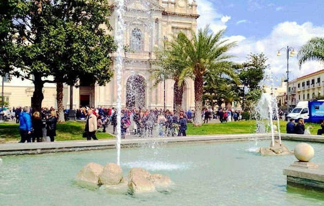 Fontana in piazza Bartolo Longo nel 2019