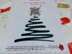 Barcode con QR code e albero di Natale stilizzato, decorazioni natalizie e biglietti regalo, guida per scansionare il codice e visualizzare video.