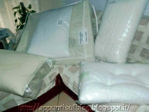 Nuovo set di cuscini e coperte in plastica trasparente pronti per il lavaggio o la consegna, ideale per camere da letto e soggiorni, materiali di alta qualità e comfort garantito.