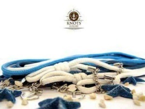 Braccialetti in corda e stoffa con charm ancore, gioielli estivi moda accessori nautici, stile marinaro, preferiti per l’estate, decorazioni moda mare, eleganza casual.
