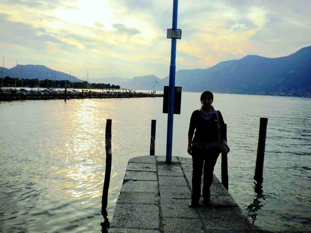 Pontile di Iseo con barche e montagne sul lago, scena serena e rilassante, perfetta per attimi di pace e natura, fotografia di viaggio e paesaggio lacustre.