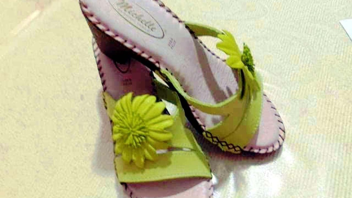 Sandali estivi gialli con fiore decorativo, perfetti per la stagione calda e ideali per occasioni estive all'aperto. Design leggero e confortevole, perfetti per passeggiate e relax.