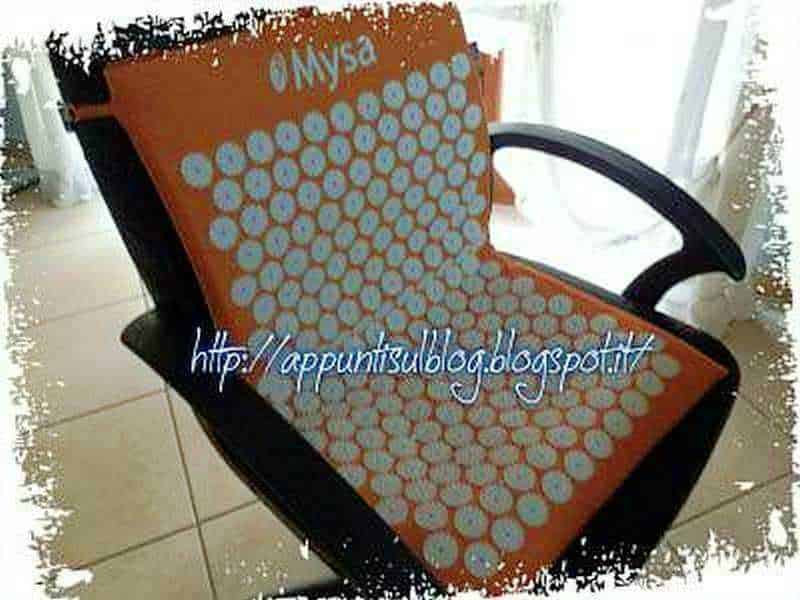 Mysa cuscino agopressione e termoterapia di styrofoam e tessuto antiscivolo su sedia nera, uso come poggiapiedi o supporto per il relax, decorazione moderna per ufficio o casa.