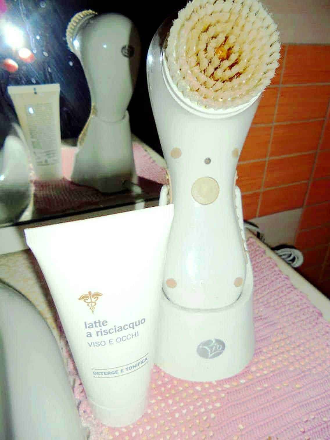 Filtro per il viso e occhi, frullatore con accessori, e latticini per skincare, foto di prodotti di bellezza e cura della pelle, su superficie con tovaglia rosa, ambientazione domestica e di cosmetica.