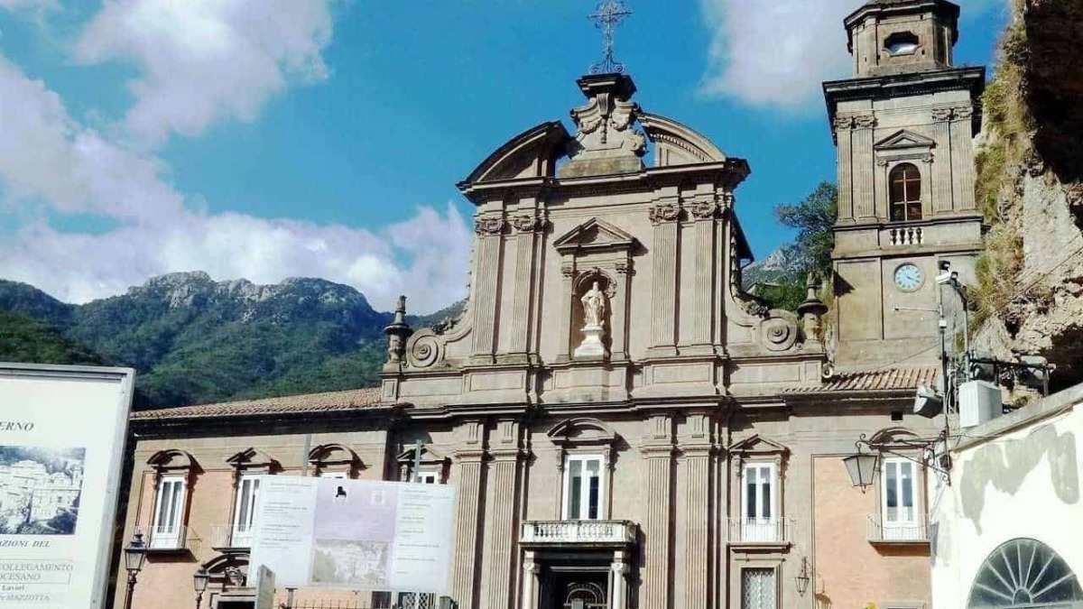 Fascino dell'architettura religiosa barocca con chiesa storica nelle montagne italiane, dettagli completi e vista panoramica.