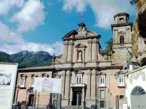 Fascino dell'architettura religiosa barocca con chiesa storica nelle montagne italiane, dettagli completi e vista panoramica.