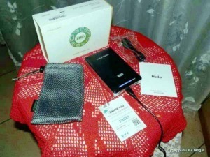Caricabatterie portatile con cavo USB, confezione originale, e gialetta di ringraziamento; dispositivi tecnologici e accessori compresi in un pacchetto di gadget innovativi.