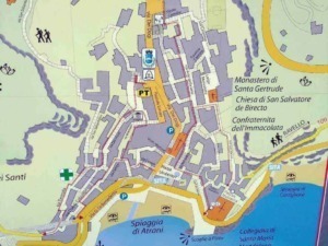 Torino mappa storica del centro storico con punti di interesse come chiese, piazze e parcheggi, ideale per turismo e visite culturali.
