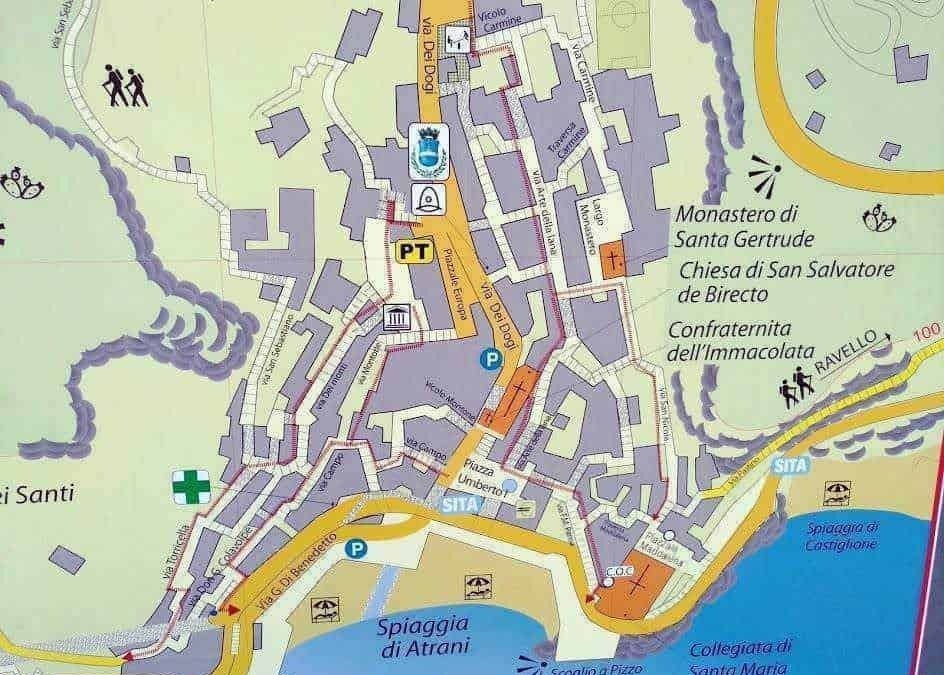 Torino mappa storica del centro storico con punti di interesse come chiese, piazze e parcheggi, ideale per turismo e visite culturali.