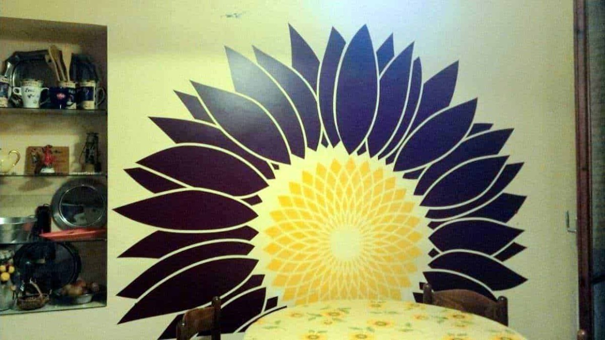 Camaleon wallstickers applicato sulla parete della cucina