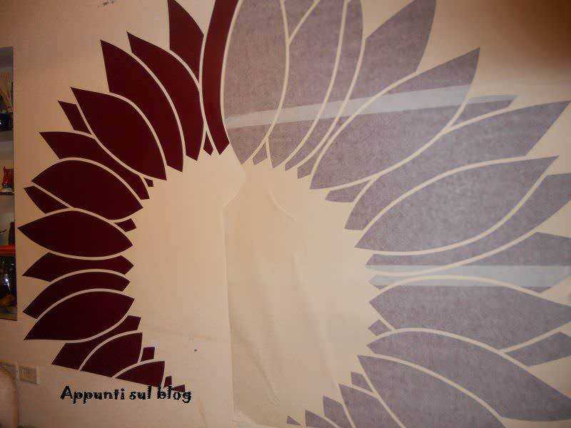 Applicazione del wallsticker Camaleon sulla parete della cucina
