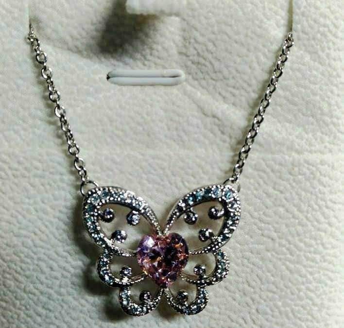 Alta qualità collana con pendente a farfalla gioielli donna eleganti e raffinati.