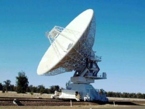 Grande antenna parabolica di grandi dimensioni in un campo aperto, tecnologia di telecomunicazioni e comunicazioni satellitari.