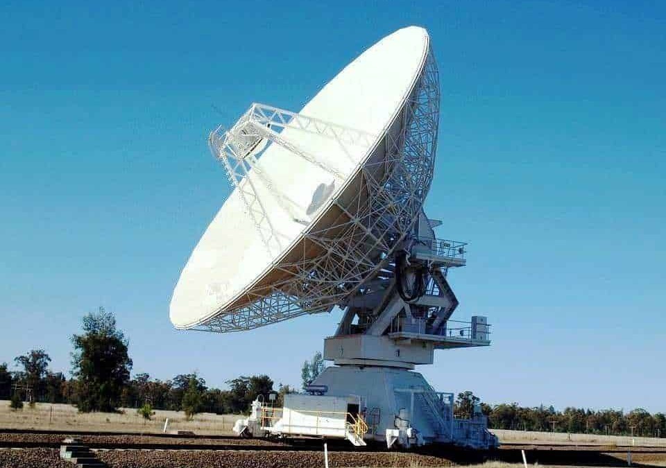 Grande antenna parabolica di grandi dimensioni in un campo aperto, tecnologia di telecomunicazioni e comunicazioni satellitari.