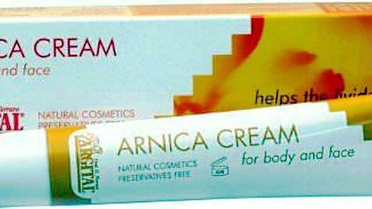 Trattamento naturale con crema all'arnica per il corpo e il viso, ideale per alleviare dolori e infiammazioni, cosmetici biologici senza conservanti.