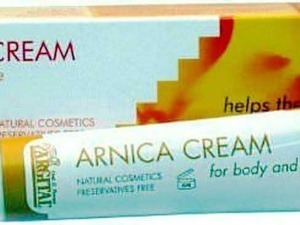 Trattamento naturale con crema all'arnica per il corpo e il viso, ideale per alleviare dolori e infiammazioni, cosmetici biologici senza conservanti.