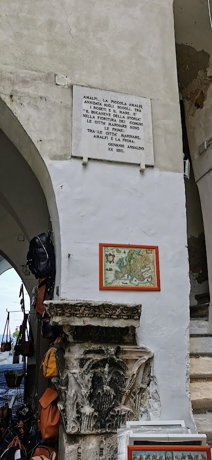 Amalfi: storia e fascino dell'antica Repubblica marinara 3 Targa commemorativa sulla porta romana