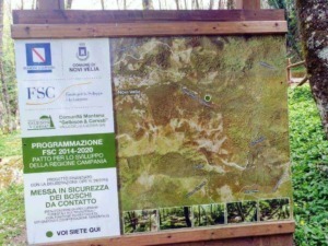 Faro per lo sviluppo del bosco e gestione ambientale a Novi Velia, cartello informativo sulla sicurezza e pianificazione della regione Campania.