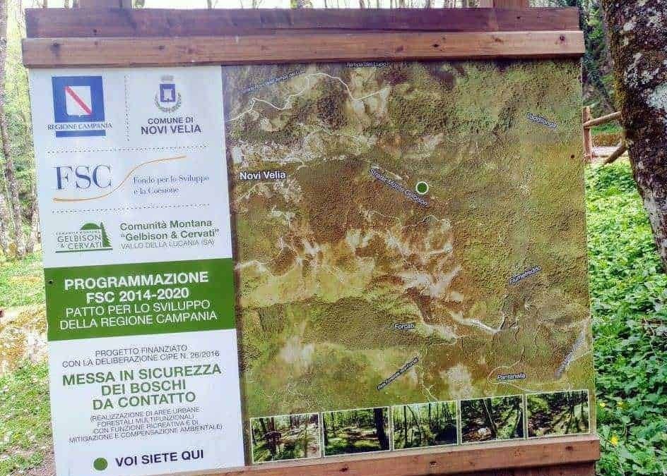 Faro per lo sviluppo del bosco e gestione ambientale a Novi Velia, cartello informativo sulla sicurezza e pianificazione della regione Campania.