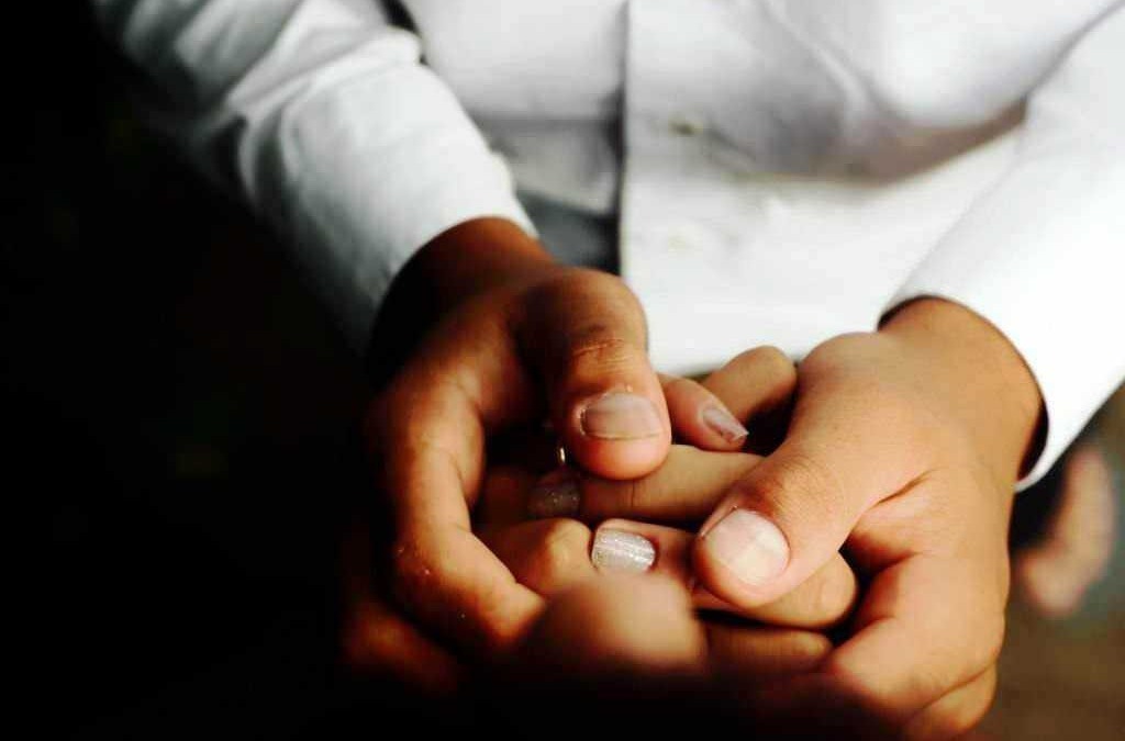 Mani che si tengono dolcemente, simbolo di affetto e vicinanza, in un’immagine che trasmette intimità e supporto emotivo, ideali per contenuti su relazioni, amicizia, famiglia e cura.