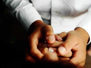 Mani che si tengono dolcemente, simbolo di affetto e vicinanza, in un’immagine che trasmette intimità e supporto emotivo, ideali per contenuti su relazioni, amicizia, famiglia e cura.