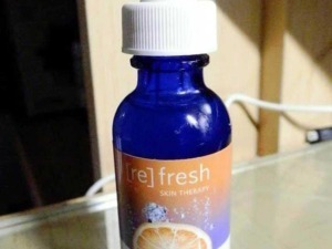 Sapone per il viso con vitamina C, bottiglia di siero di vitamina C, prodotto skincare naturale, cura della pelle e trattamento antiossidante.